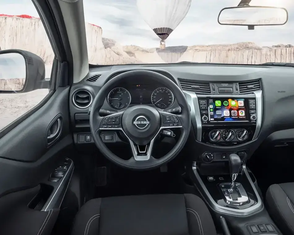 Cabine completa da Nissan Frontier com painel e multimídia