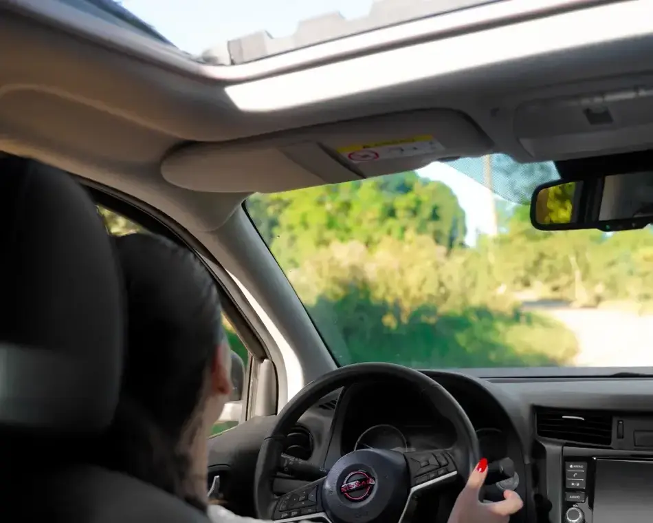 Teto solar visto do interior da Nissan Frontier